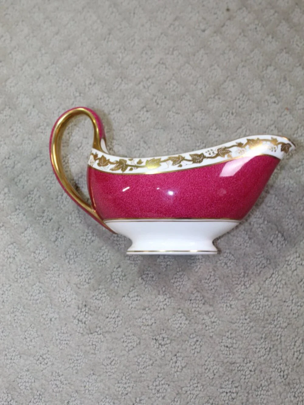 Wedgwood Whitehall W3994 Bone China Powder Ruby Gravy Boat & Underplate/Saucer